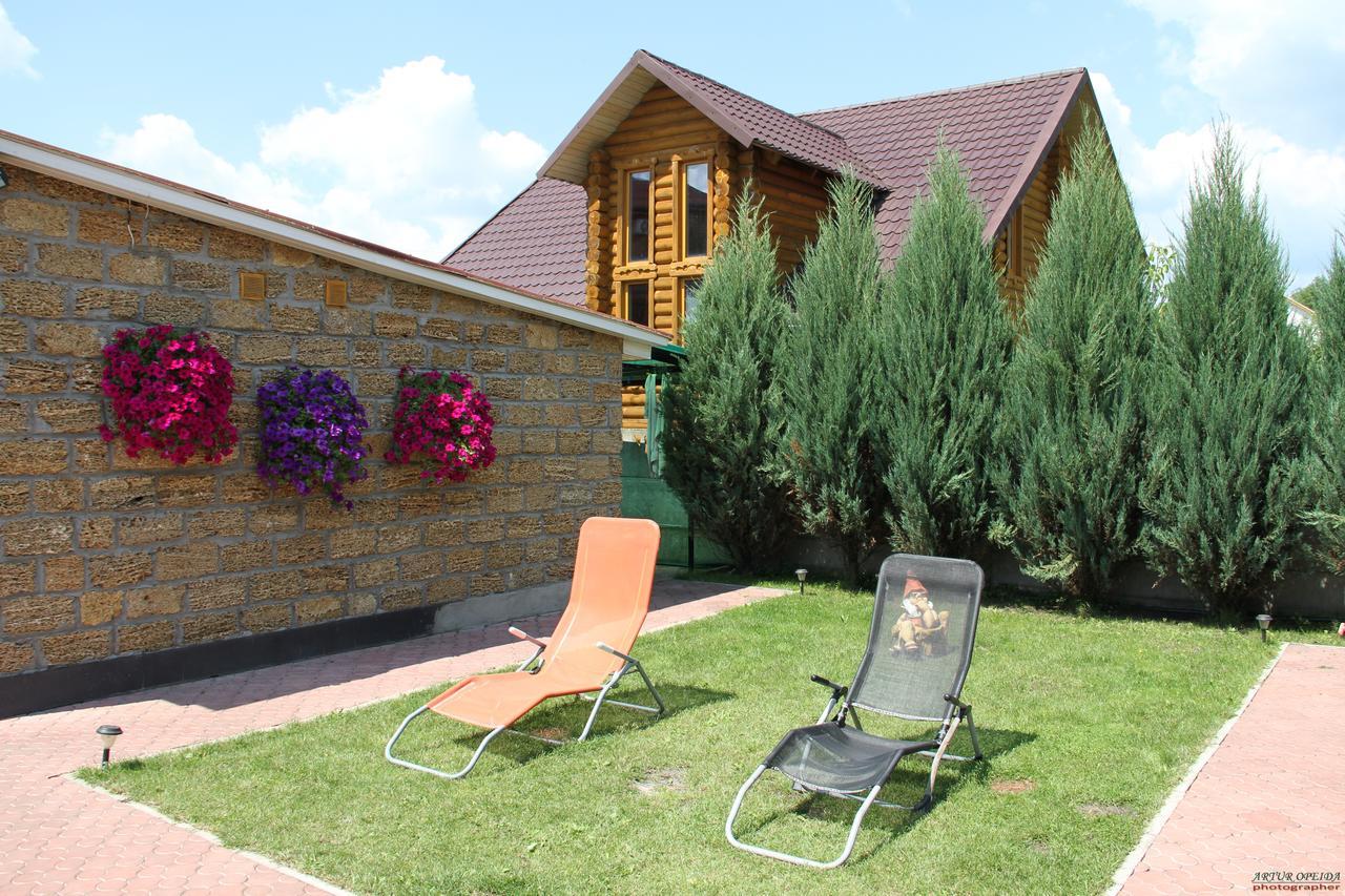 Hotel-complex Mizh Triokh Ozer * Svityaz'