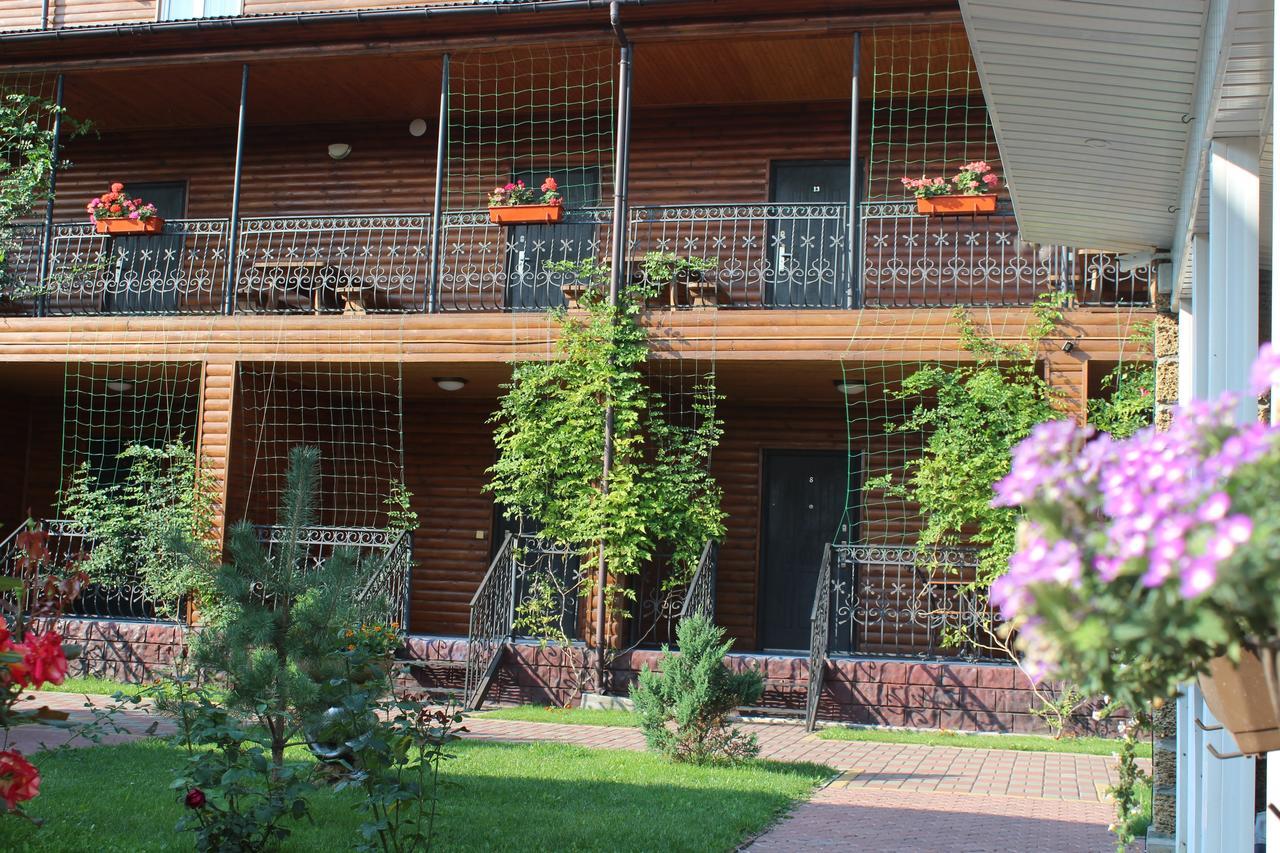 Hotel-complex Mizh Triokh Ozer * Svityaz'