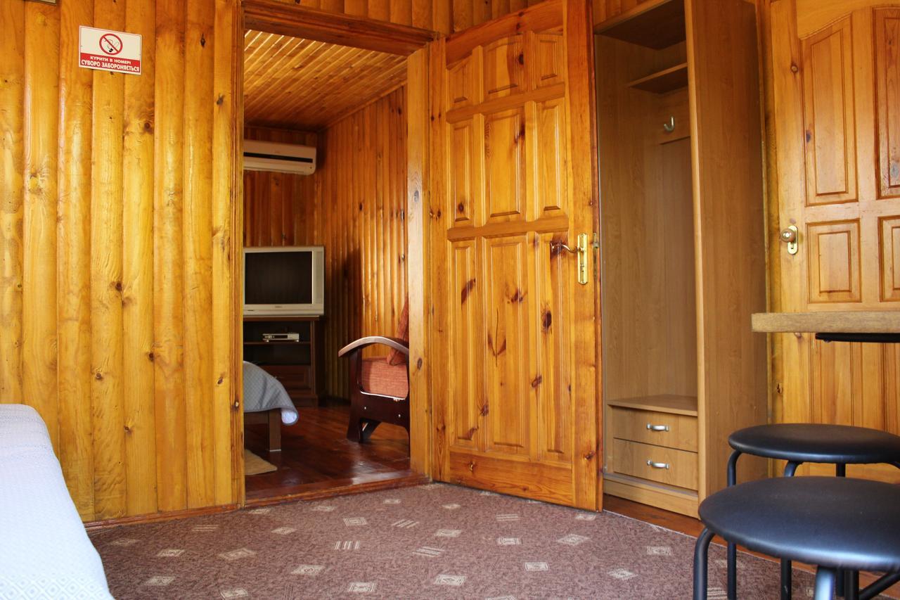 Hotel-complex Mizh Triokh Ozer Hotel *